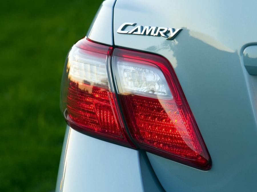 Детали экстерьера Toyota Camry XLE 2006 года  (NA) (фото 28 из 46)
